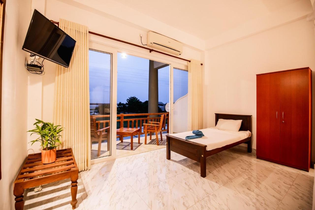 Chaarya Lake Hotell Tissamaharama Eksteriør bilde