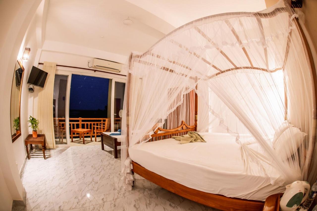 Chaarya Lake Hotell Tissamaharama Eksteriør bilde