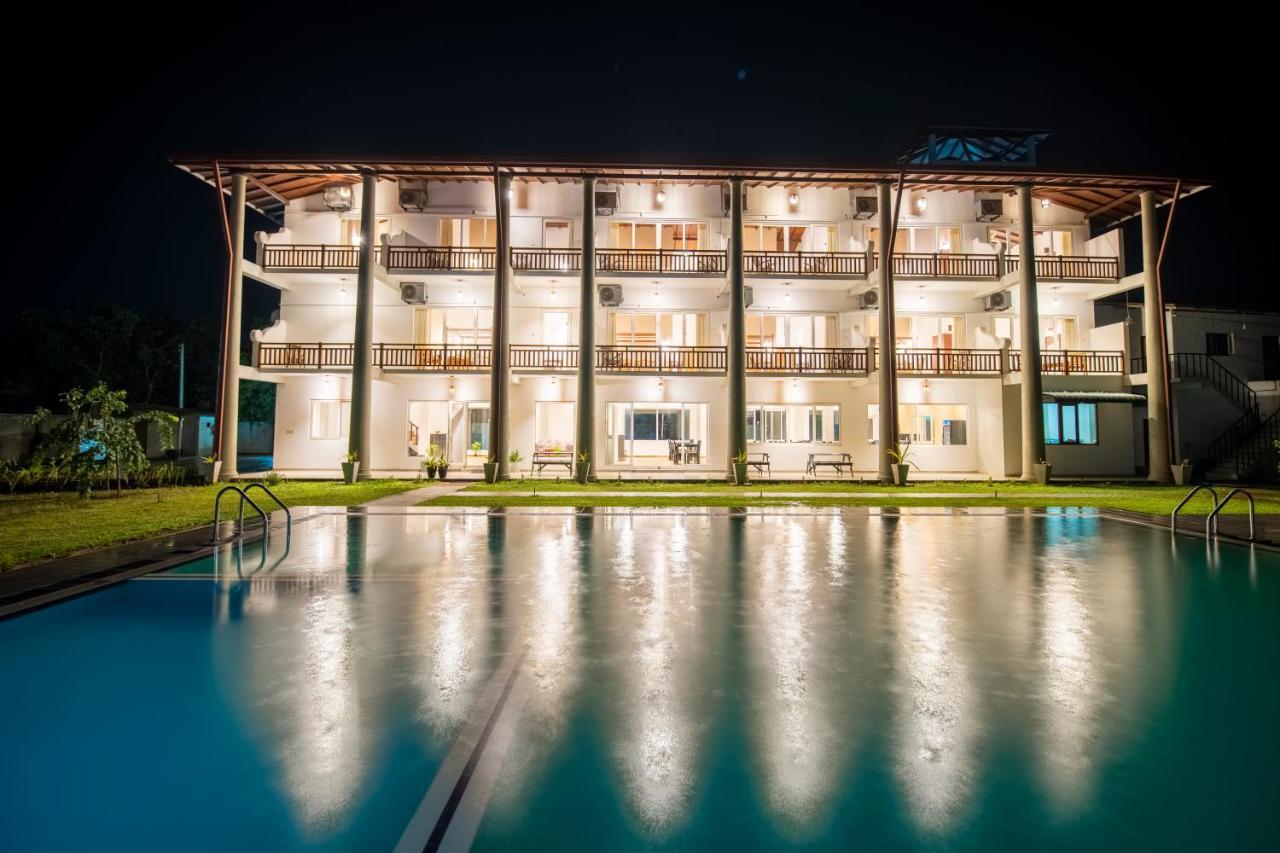 Chaarya Lake Hotell Tissamaharama Eksteriør bilde
