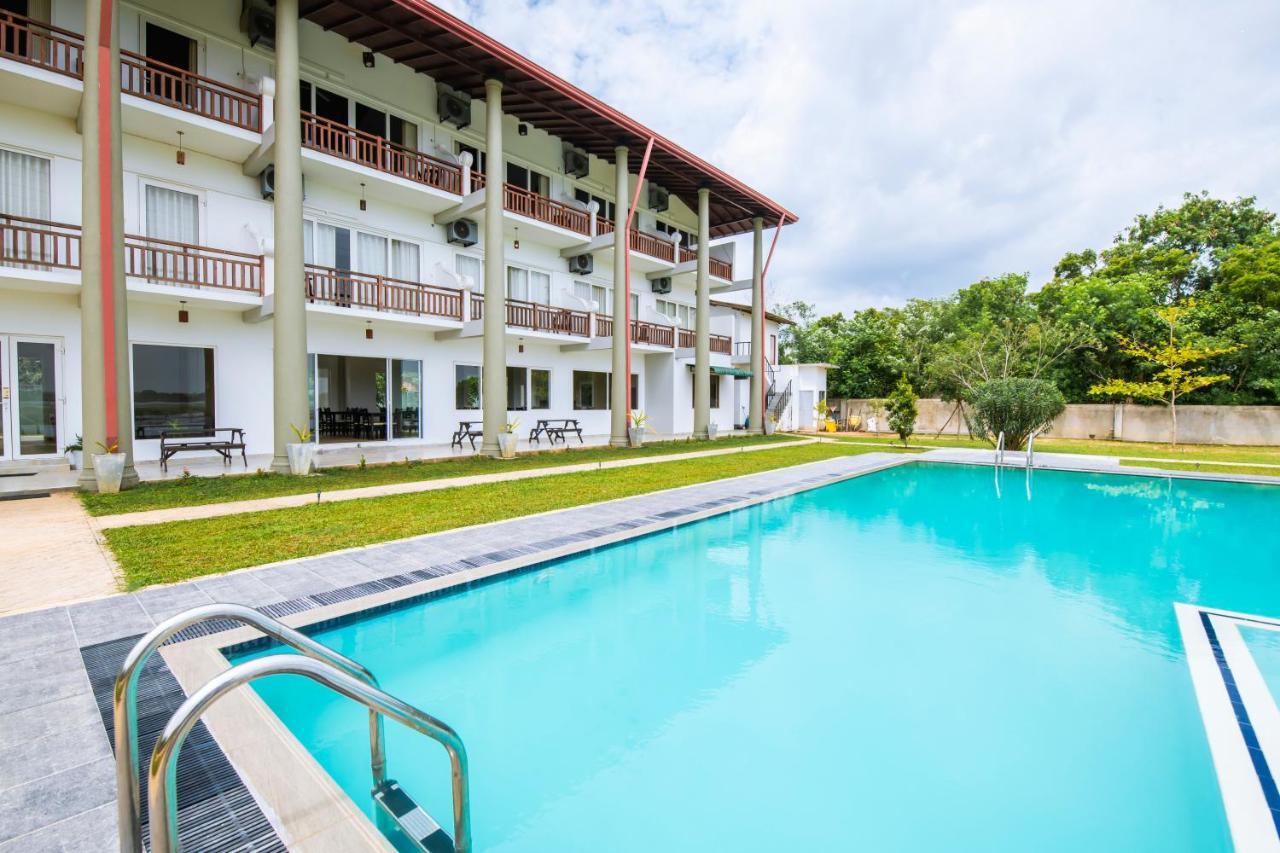 Chaarya Lake Hotell Tissamaharama Eksteriør bilde